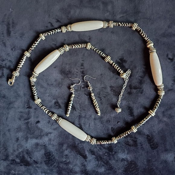 Chico's zebra necklace earrings set - Picture 1 of 12